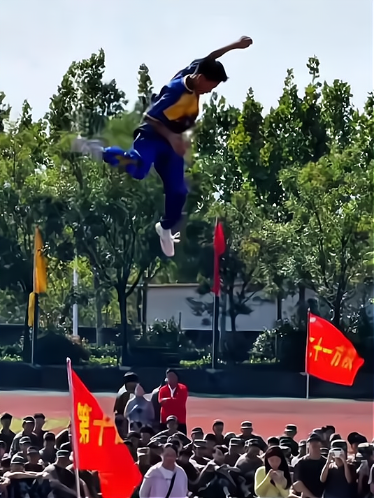 本菲卡训练开放日，关键时刻篮板制胜引欢呼，社区盾在即，医务组通报恢复 