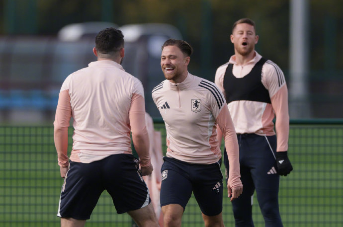 包含欧联今晨再迎强敌；萨克拉门托国王遗憾出局；主帅态度：引发热议；更衣室氛围转暖的词条