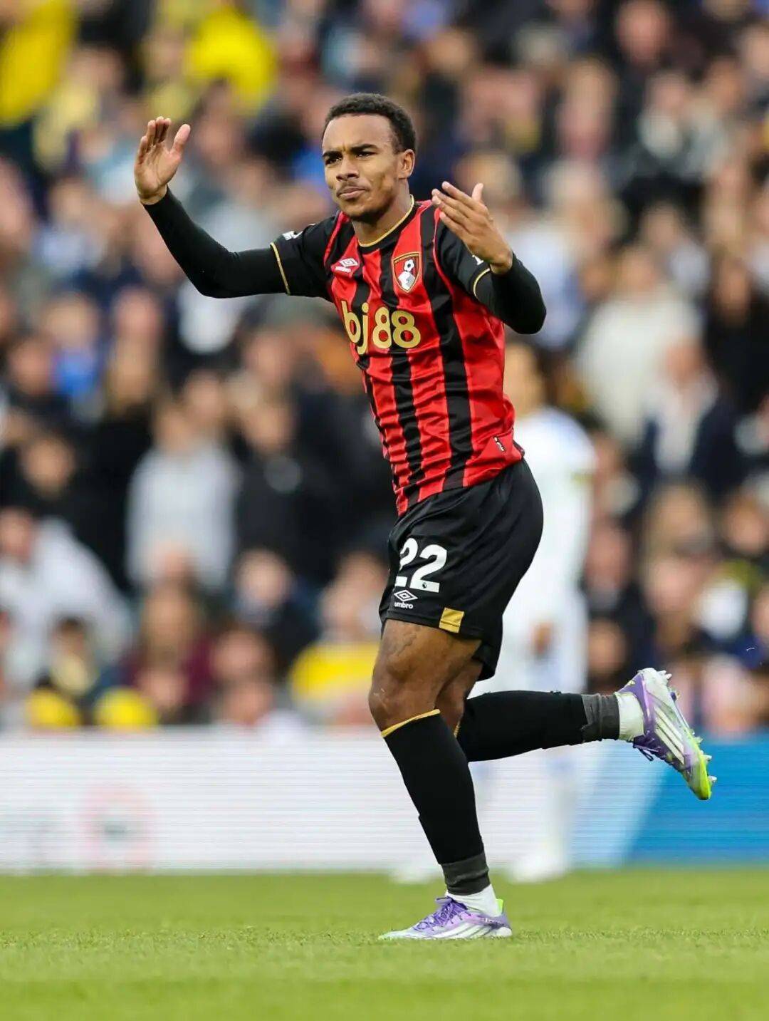 巴塞罗那迎英超关键赛，今夜迎来里程碑，管理层满意，年轻球员得到机会的简单介绍