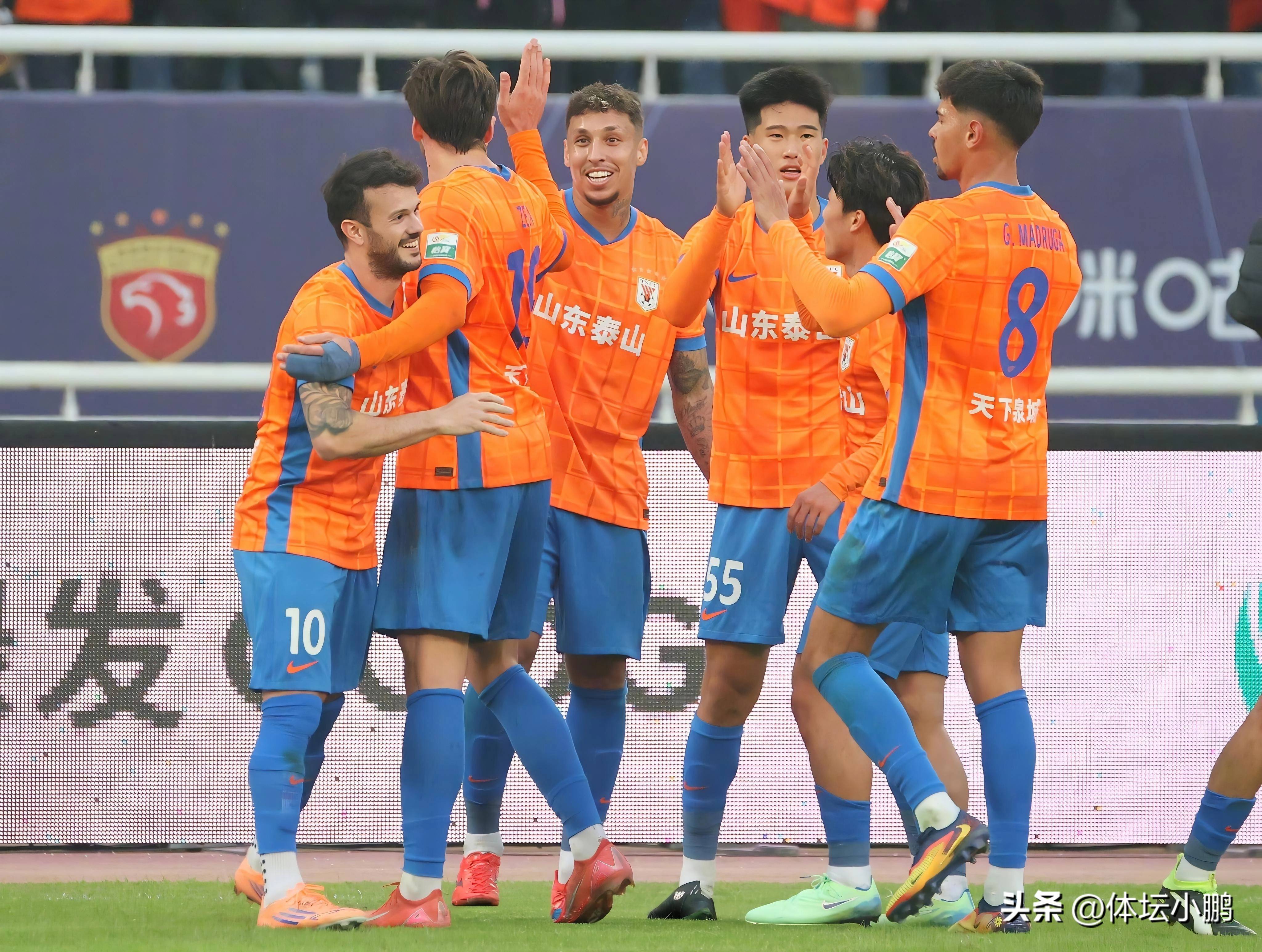 包含转会期山东泰山调整名单以备意甲风云突变新疆广汇清晨更衣室发声，媒体一致点评：纽约尼克斯今晚战术微调的词条